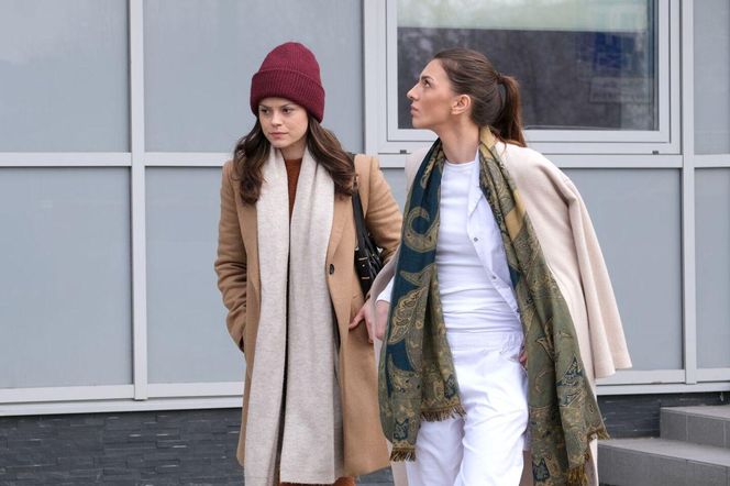 M jak miłość odcinek 1871 ostatni - finał sezonu. Kasia (Paulina Lasota), laborantka Anna Sokołowska (Katarzyna Russ) 