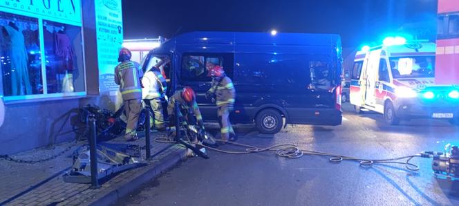 Bus wjechał w centrum handlowe w Drawsku Pomorskim