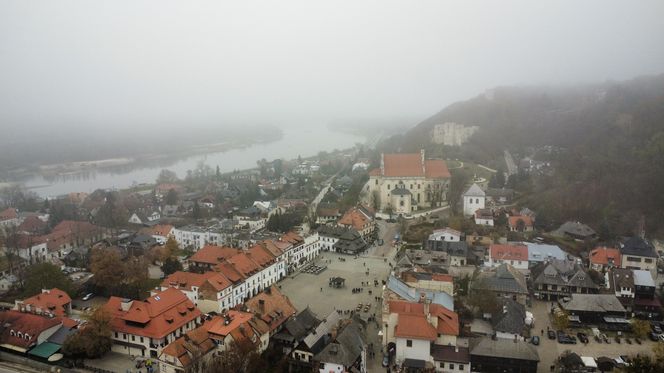 Mglisty Kazimierz Dolny w obiektywie. Miasteczko nad Wisłą przyciąga turystów nawet późną jesienią