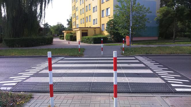 W Toruniu pojawiły się wyniesione przejścia dla pieszych. Sprawdziliśmy jak działają!