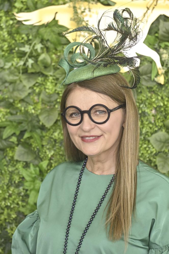 Weronika Rosati z rodzicami na Derbach w Warszawie. Na czerwonym dywanie pojawił się tłum gwiazd!