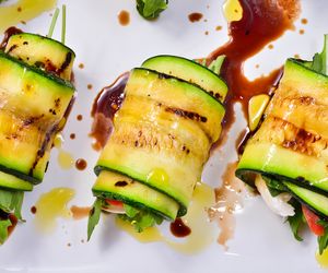 Przepisy na andrzejkowe przekąski: grillowane roladki z cukinii