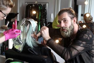 Jednoręki mistrz fryzur