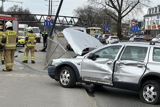 Potworne zderzenie na warszawskiej Pradze. Auto uderzyło w latarnię i sunęło po jezdni na dachu
