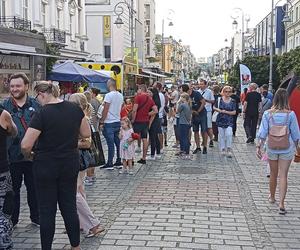 Ostatnia niedziela lata 2023 w Kielcach. Tłumy w centrum miasta