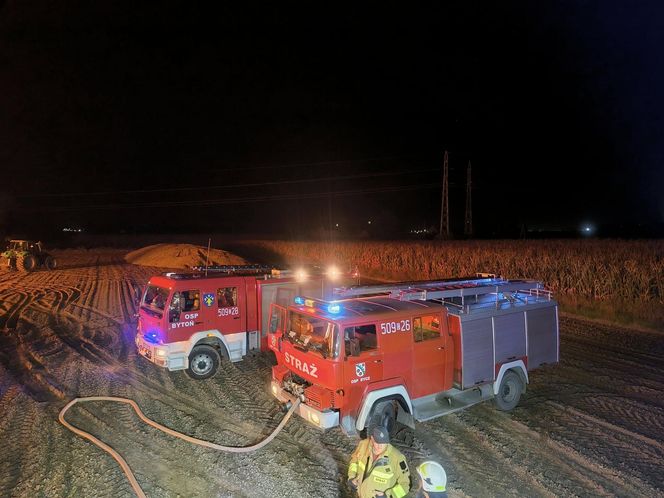 Pożar na polu. Spłonęło 1000 balotów słomy