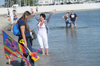 Senyszyn na plaży podrywa półnagich mężczyzn