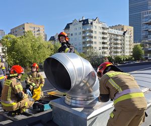 Dramatyczna akcja ratunkowa w Warszawie. Mężczyzna utknął w szybie wentylacyjnym