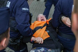 Aktywistka Katarzyna Augustynek zatrzymana przez policję podczas kontrmanifestacji na trasie pikiety przeciwko imigracji