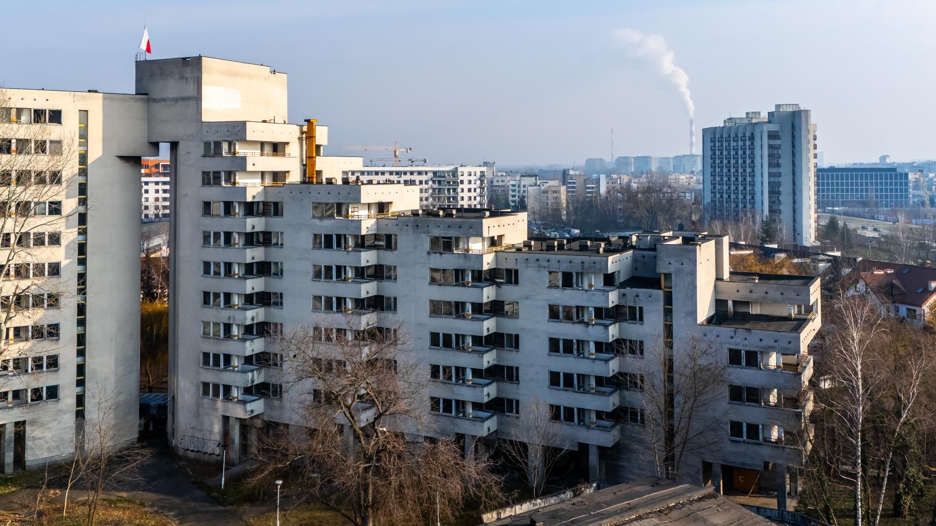 Szpiegowo z lotu ptaka. Blok na Sobieskiego 100 w Warszawie