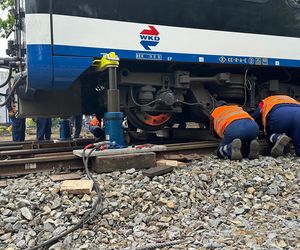 Paraliż komunikacyjny! Pociąg WKD wykoleił się w Grodzisku Mazowieckim