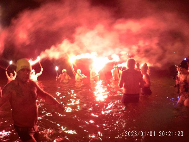 Były pochodnie, race i ognisko! Tak Nowy Rok przywitały MORSY ze Starachowickiego Wektora