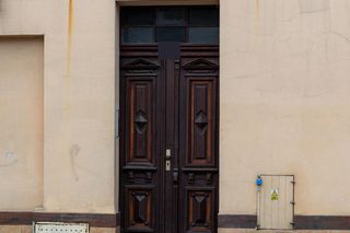 Ciało Adama znaleźli w mieszkaniu w Śremie. Obok była jego córeczka.