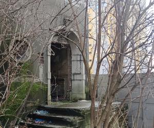 Opuszczona kamienica w centrum Chorzowa. Kto w niej mieszka?