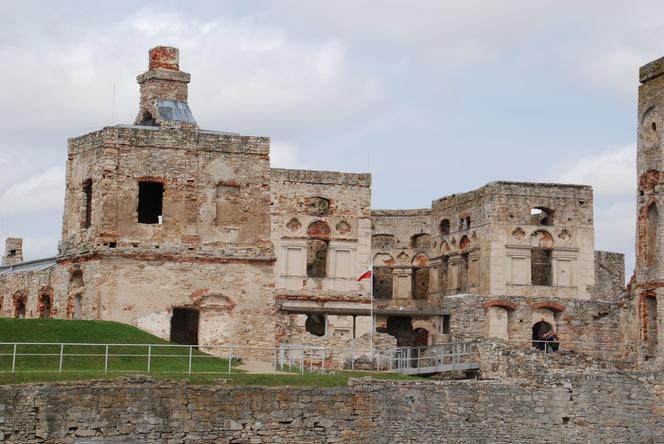 Zamek Krzyżtopór - jak zwiedzać, żeby się nie znudzić? Zdjęcia, aplikacja, historia