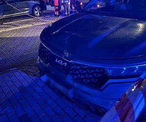 Warszawa. Auto wjechało w ogrodzenie szkoły. 8 osób rannych, w tym sześcioro dzieci