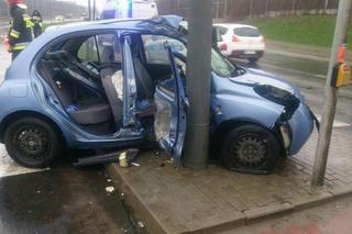 Wypadek na ul. Hlonda – nissan uderzył w słup sygnalizacji świetlnej