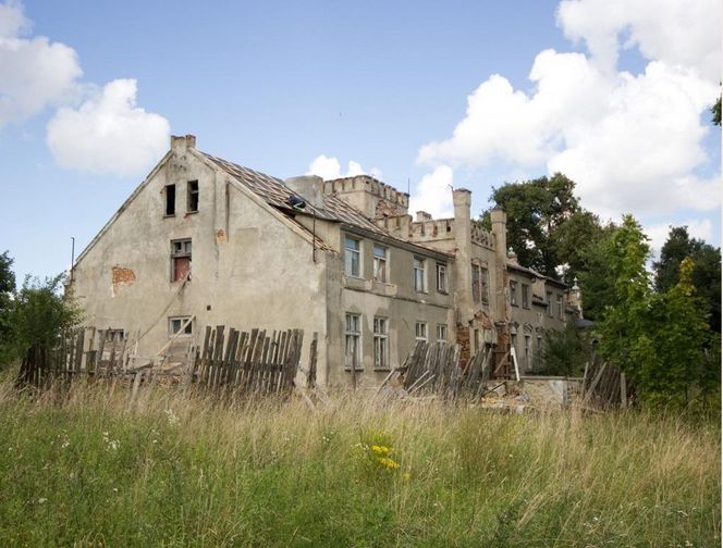 Ta wieś na Mazurach „pamięta” średniowiecze. Z tamtejszym dworem wiąże się zaskakująca legenda