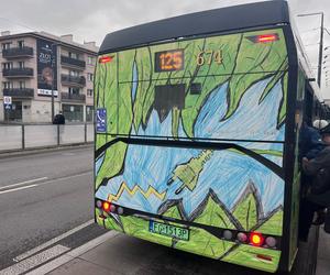 W gorzowskich autobusach elektrycznych przedstawiciele miasta rozdawali kubki i kalendarze