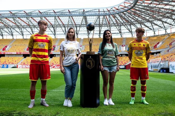 Jagiellonia Białystok zaprezentowała stroje na sezon 2024/25