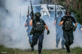 Podjechała policja z długą bronią. Mieszkańcy usłyszeli serię huków