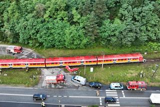 Barcice. Tragiczny wypadek. Auto dachowało i wpadło pod pociąg. 1 osoba nie żyje