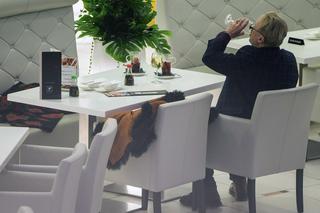 Daniel Olbrychski z żoną na Sushi, ona je on pije