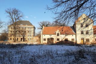 Tajemniczy Pałac w Piotrkowicach. Perła architektury baroku wygląda jak wieżowiec