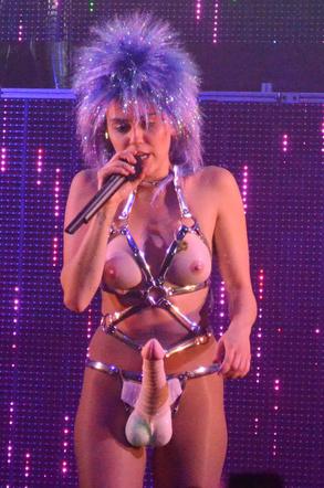 Miley Cyrus w Chicago - zdjęcia z dildo i sztucznymi cyckami