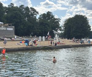 Wakacyjny patrol Eska Summer City na olsztyńskiej Plaży Miejskiej