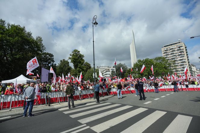 Banery na powitanie Nawrockiego 