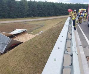 Cieżarówka spadła z wiaduktu na trasie DK 61! Na miejscu działają służby