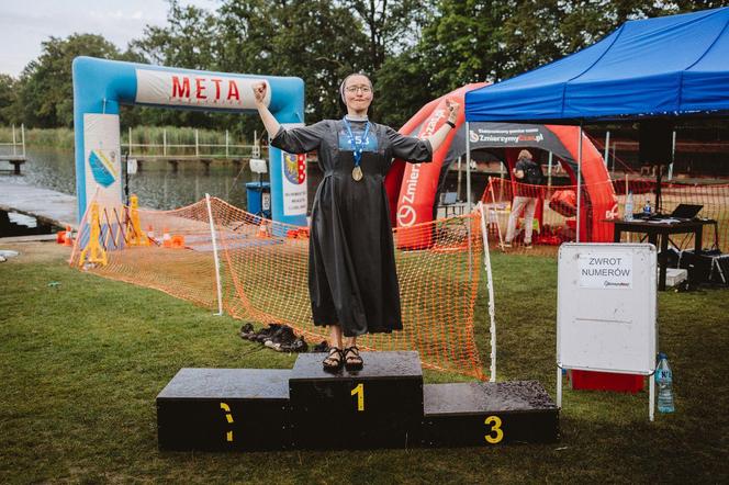 Festiwal Życia w Kokotku. Zdjęcia z czwartego dnia imprezy. Bieg Festiwalowicza i biskup w błocie