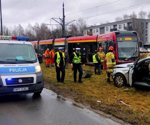 Koszmarny wypadek w Łodzi. Tramwaj i osobówka zderzyły się na Hetmańskiej [ZDJĘCIA].