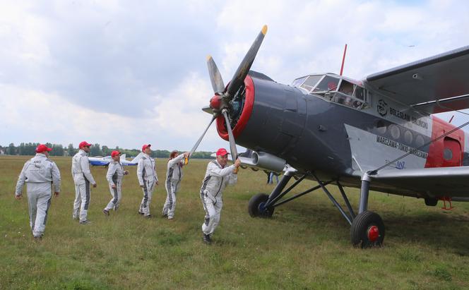 Odlot załogi Romualda Koperskiego na trasie Warszawa - Tokio - Warszawa 