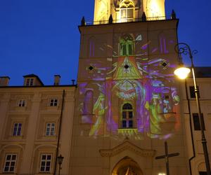 Wieża Trynitarska w Lublinie w świątecznej odsłonie. Na jej elewacji można podziwiać wyjątkową iluminację