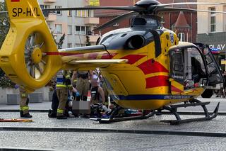 Mężczyzna nagle zasłabł i upadł. Ratownicy stoczyli heroiczną walkę o jego życie