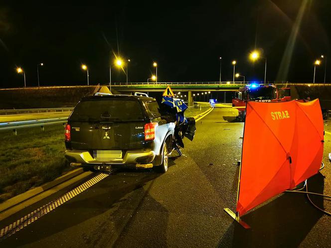 Z całym impetem wjechał w tył ciężarówki. NIE ŻYJE pasażer. Nocna makabra na S5 pod Śmiglem