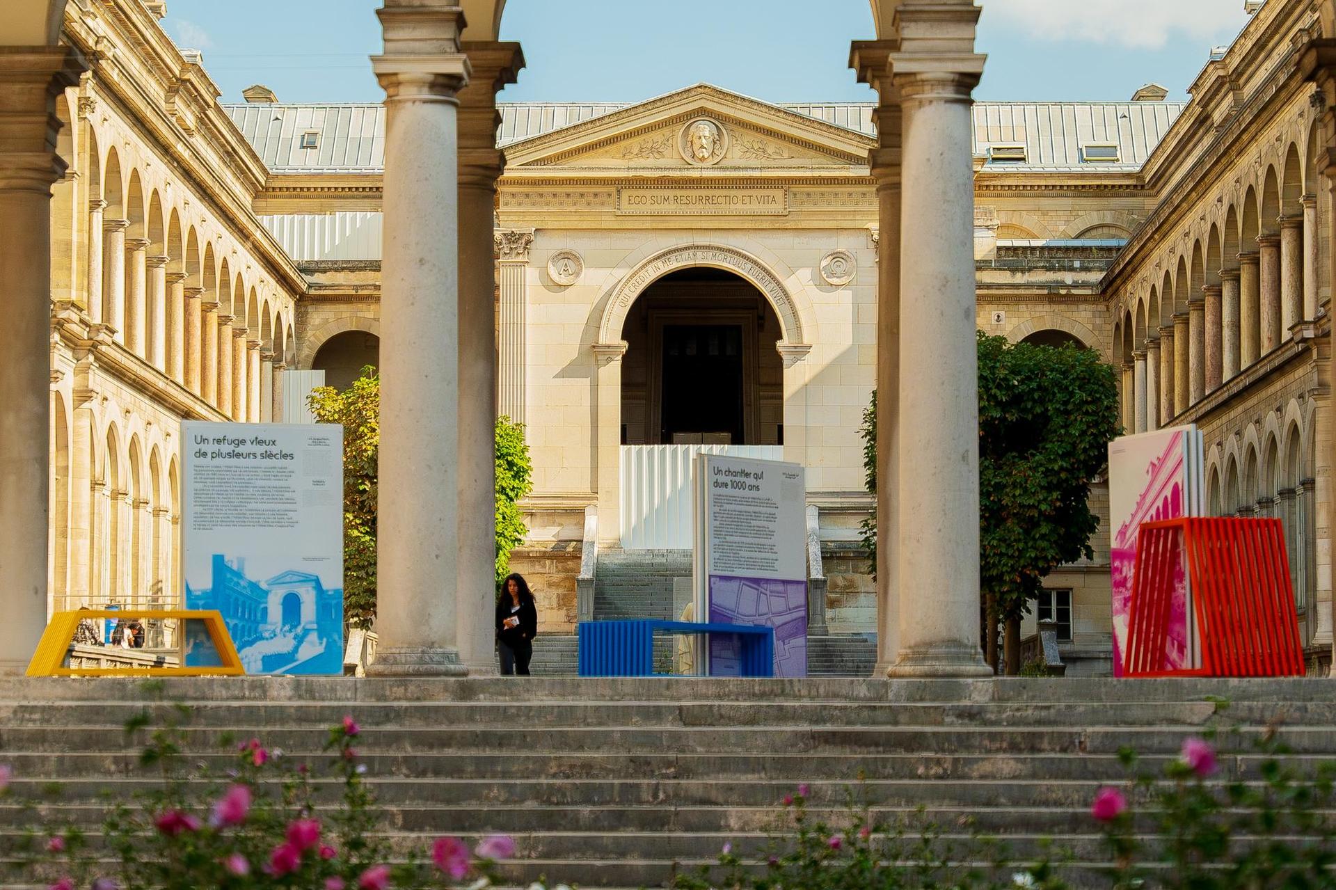 Instalacja Izabeli Bołoz na dziedzińcu paryskiego Hôtel-Dieu