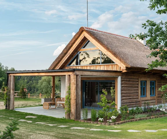 Dom jak z bajki. Adwokaci odmienili   chatę z 1936 r. Fascynująca przemiana