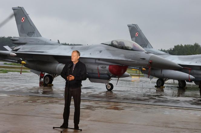 Donald Tusk w bazie lotnictwa w Łasku