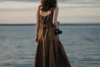 Luźna midi to rozwiązanie dla kobiet o szerokich, pełnych biodrach 