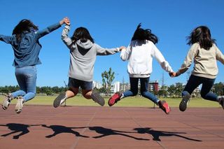 Jak dobrze znasz slang młodzieżowy 2025? Sprawdzamy finałową piętnastkę Młodzieżowego Słowa Roku