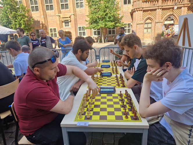 Szachiści opanowali centrum Torunia. Turniej błyskawiczny na Rynku Staromiejskim