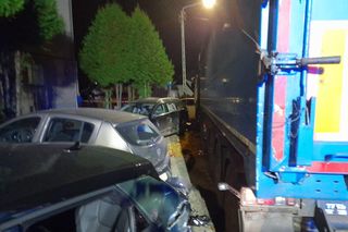 Kierowca ciężarówki zjechał z jezdni i staranował 11 aut! Chwile grozy w Sztumie