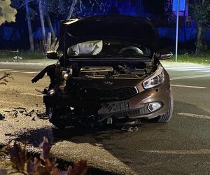 Dwa samochody rozbite, jeden uderzył w drzewo. Wielu rannych w tym 4 osoby nieletnie