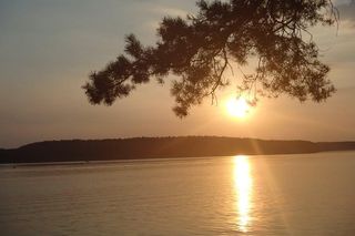 To najpiękniejsze jezioro Świętokrzyskiem według AI! Jest największym zbiornikiem w województwie