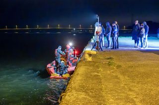 Zaginął 20-latek, jego samochód odnaleziono pod wodą. Trwa akcja ratownicza