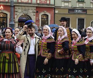 Polonez dla Fredry 2025 we Wrocławiu. Maturzyści zatańczyli na Rynku [ZDJĘCIA]