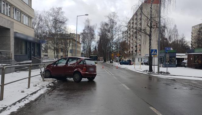 Olsztyn. Fatalne warunki na drogach. Prawie 30 kolizji w ciągu jednego dnia [ZDJĘCIA]